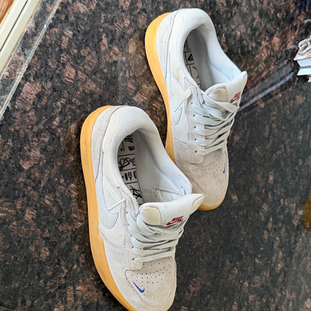 Nike Men's Light Gray Sneakers with Gum Sole - Picture 4 of 7